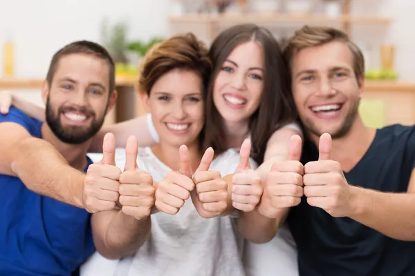 Read more about the article Rolul umorului în relațiile sociale și de cuplu: Cum râsul ne apropie